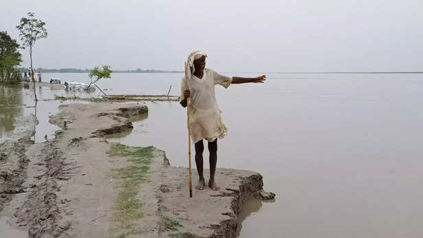355093-flood-in-ghaghra-river-flood-in-sitapur-uttar-pradesh