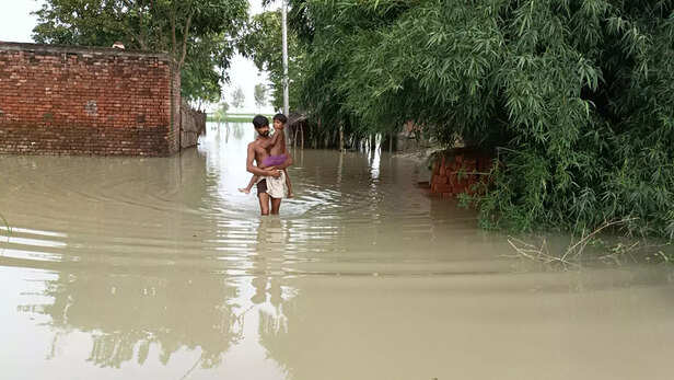 355096-flood-in-ghaghra-anraura-village-sitapur
