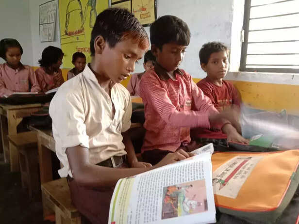 355429-survey-of-school-children-in-rural-areas-only-8-of-sample-children-are-studying-online-regularly-and-37-are-not-studying-at-all-report-in-hindi
