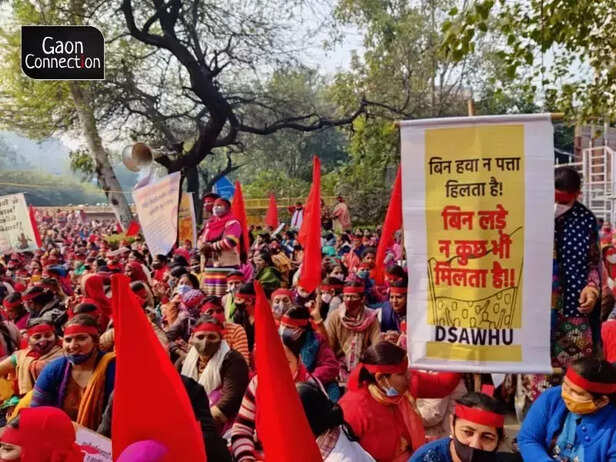 357677-anganwadi-workers-delhi-protest-strike-demand-chief-minister-arvind-kejriwal-covid-19-frontline-workers-2