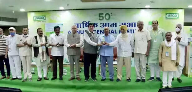 353537-iffco-launches-worlds-first-nano-urea-1-liter-sack-of-half-liter-bottle-news-in-hindi