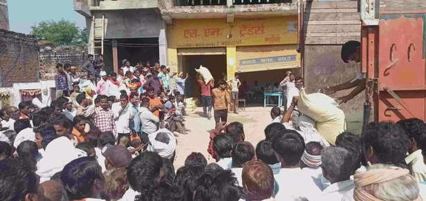 356242-bundelkhand-fertilizer-crisis-farmers-death-rabi-crop-sowing-season-uttar-pradesh-gaon-connection-4-scaled