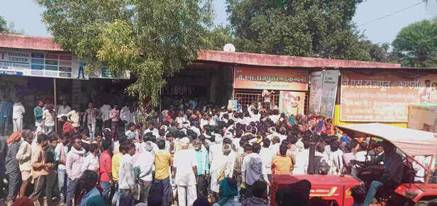 356244-bundelkhand-fertilizer-crisis-farmers-death-rabi-crop-sowing-season-uttar-pradesh-gaon-connection-5-scaled