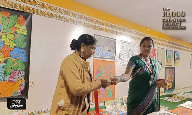 369291-bhil-tribal-pithora-art-jhabua-bhopal-madhya-pradesh-ladobai-tribal-artist-3