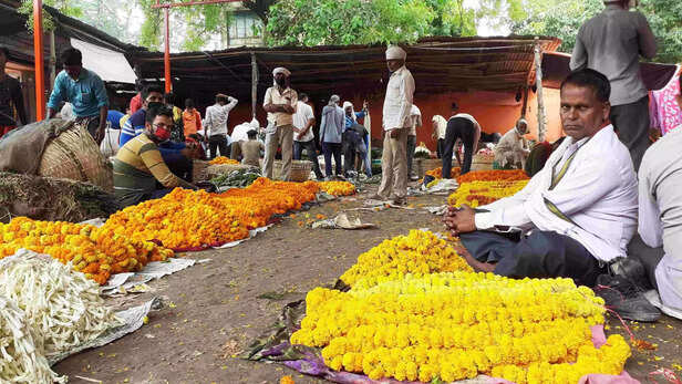 353738-business-affected-due-to-corona-in-flower-market-varanasi-scaled
