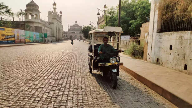 353121-empty-e-rishkshwa-at-bada-imambara-luckndow