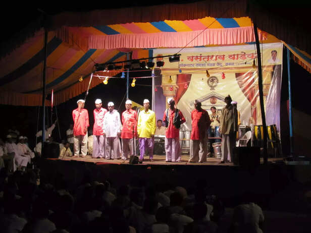 352804-tamasha-theatre-form-maharashtra-lockdown-india-gaon-connection-2-scaled