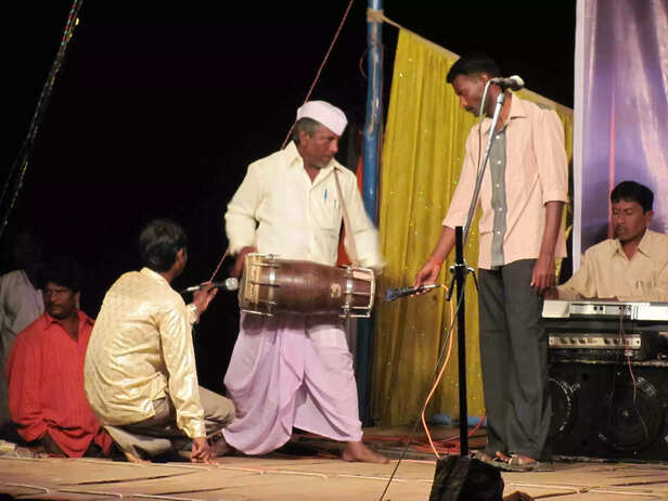 352806-tamasha-theatre-form-maharashtra-lockdown-india-gaon-connection-1-scaled