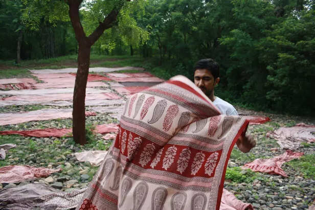 353236-bagh-print-fabric-dhar-madhya-pradesh-corona-second-wave-gaon-connection-3