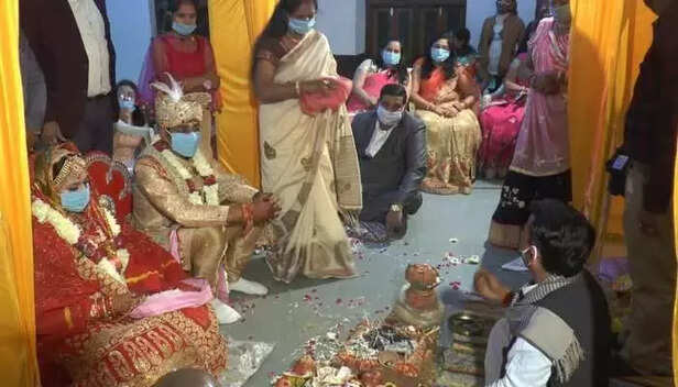 352915-700444-corona-marriage