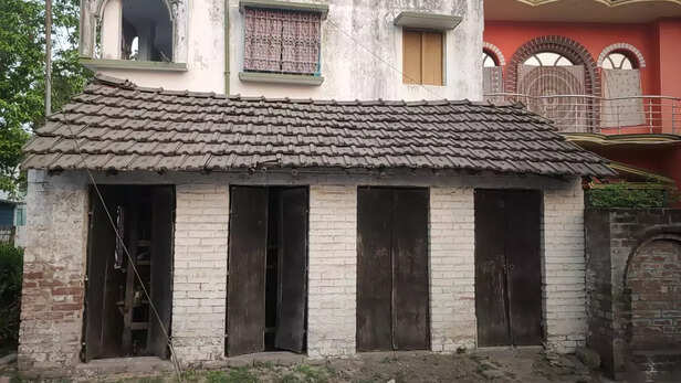 352697-unit-of-a-weaver-in-shantipur