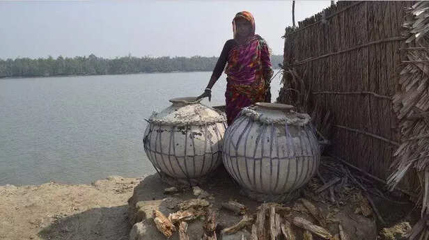 352054-some-people-store-drinking-water-in-earthenware-containers-in-this-way
