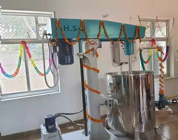 354248-eco-friendly-cow-dung-paint-nitin-gadkari-msme-jaipur-2