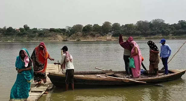 352471-boatman-of-mirzapur-gaon-connection-1