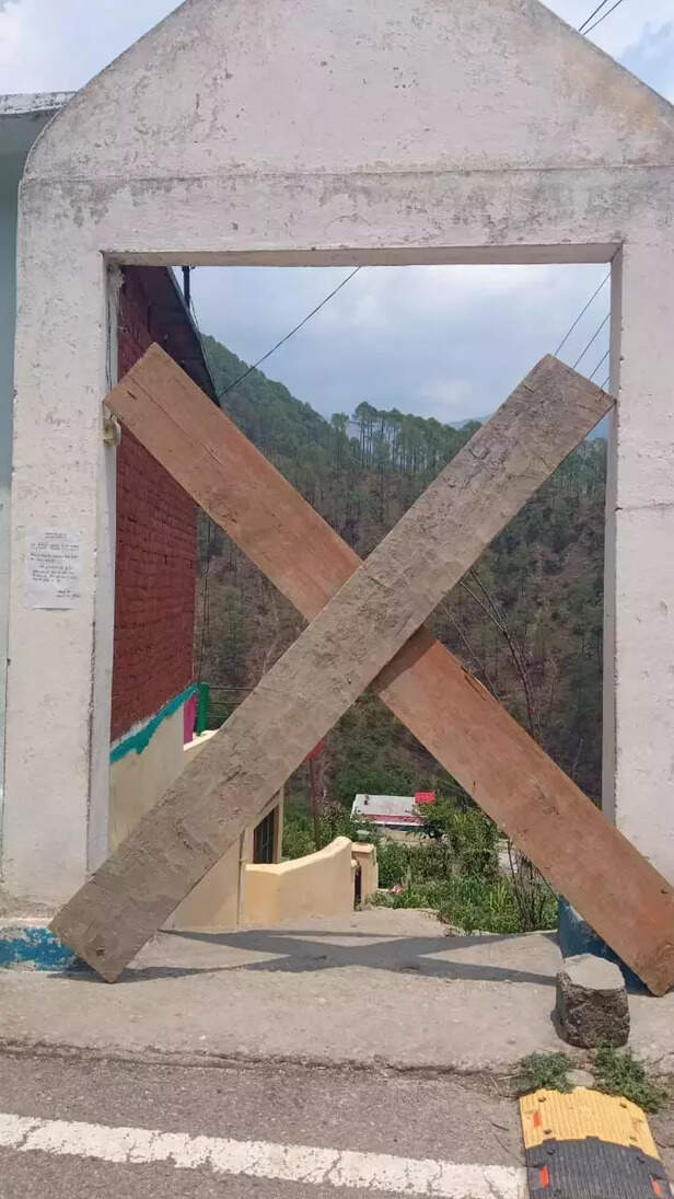 353069-bainoli-containment-zone