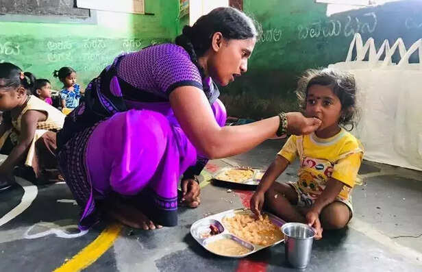 368552-rice-eating-india