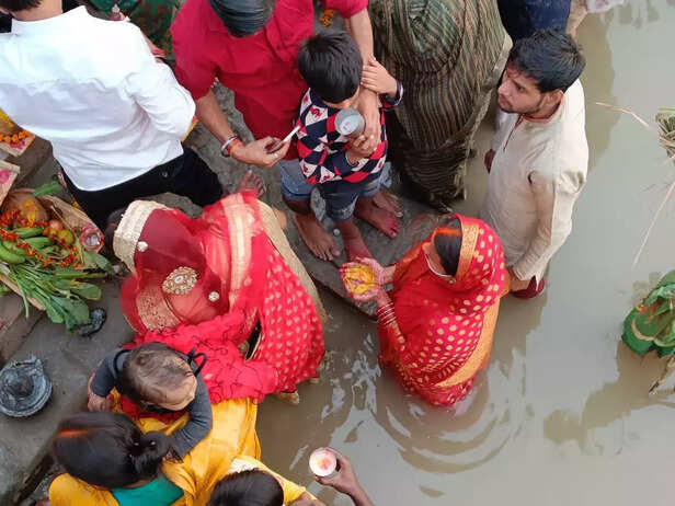356458-chhath-puja-nahay-khay-surya-arghya-bihar-festival-pictures-gaon-connection-10