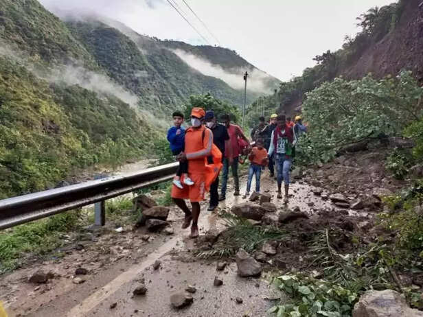356164-uttarakhand-kerala-floods-landslide-rainfall-gaon-cafe-madhavan-rajeevan-gaon-connection
