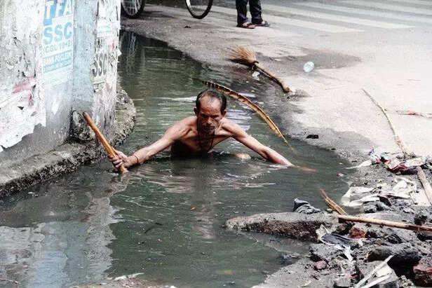 352610-sewage-workers-india1