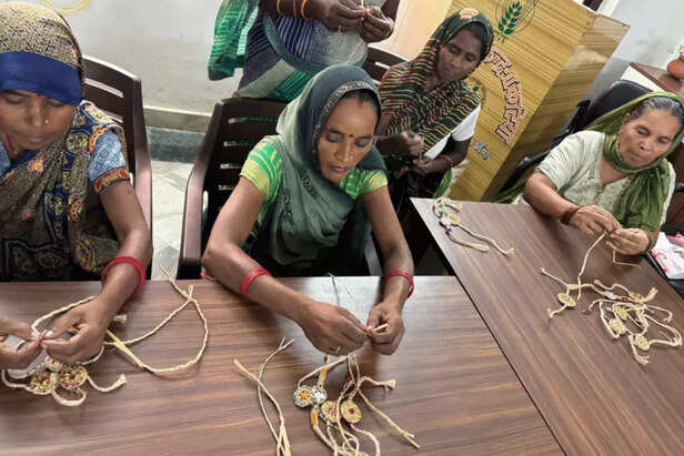 जलकुंभी राखी, Eco-friendly Rakhi, सीतापुर महिला सशक्तिकरण, जलकुंभी से उत्पाद, रक्षाबंधन 2025, पर्यावरण अनुकूल राखी, जलकुंभी हस्तशिल्प, ग्रामीण महिलाएं आत्मनिर्भर, नाजिया खातून सीतापुर, Sustainable Rakhi