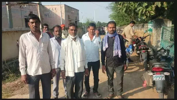 356243-bundelkhand-fertilizer-crisis-farmers-death-rabi-crop-sowing-season-uttar-pradesh-gaon-connection-3