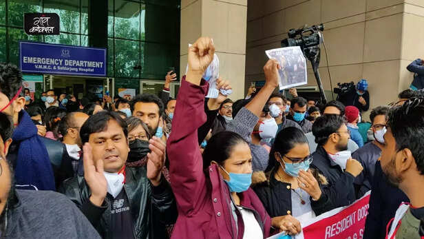 357161-doctors-protest-neet-pg-counselling-safdarganj-hospital-aiims-covid-third-wave-omron-healthcare-2