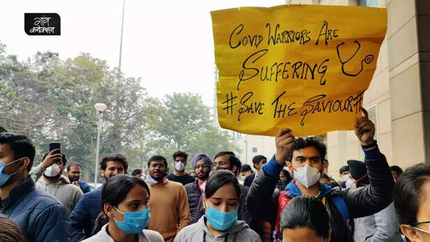 357162-doctors-protest-neet-pg-counselling-safdarganj-hospital-aiims-covid-third-wave-omron-healthcare-3