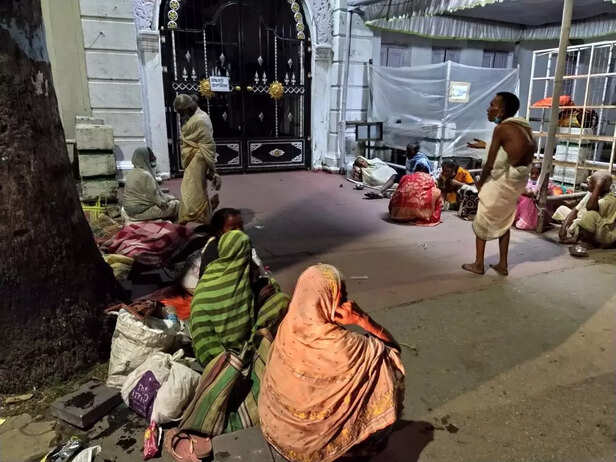 Abandoned-widows-who-have-spent-their-lives-begging-outside-temples-in-Cooch-Behar-1024x768