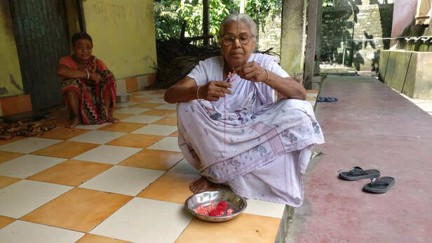 Puspa-Karmakar-making-flower-garland-for-temple-1-scaled
