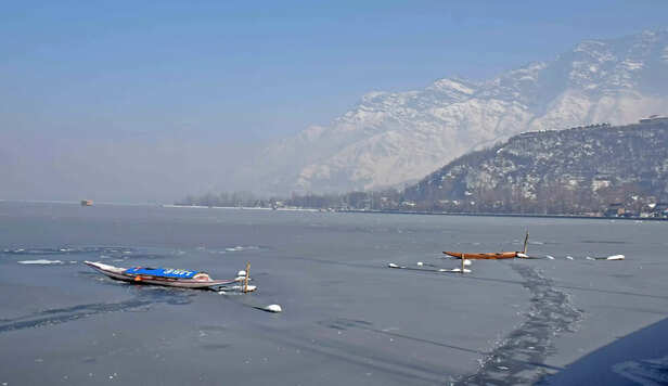 A-view-of-frozen-world-famous-Dal-Lake-scaled