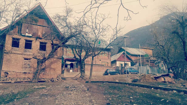 Scene-of-Badaghar-village-at-Baba-Wayil-Ganderbal-Kashmir-scaled