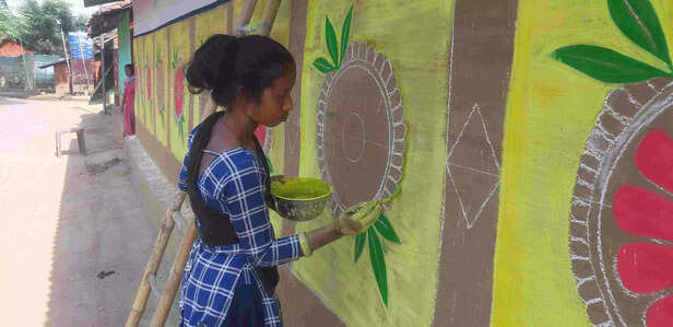 368986-woman-decorating-house-in-somai-jhopri-village-of-east-singhbhum-scaled-1