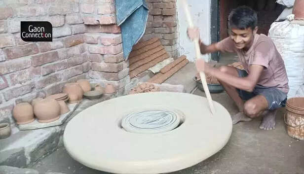 361990-pottery-making