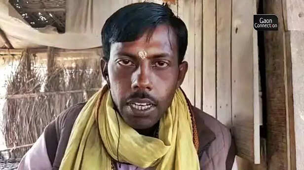 358155-mirzapur-villagers