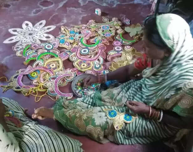 359403-women-stitchi-ng