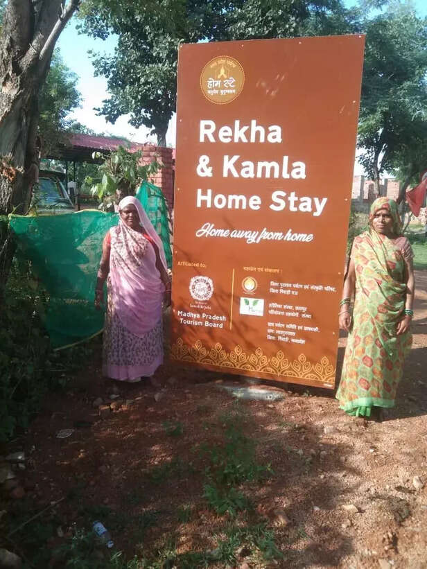 361658-rekha-and-kamala-with-signboard
