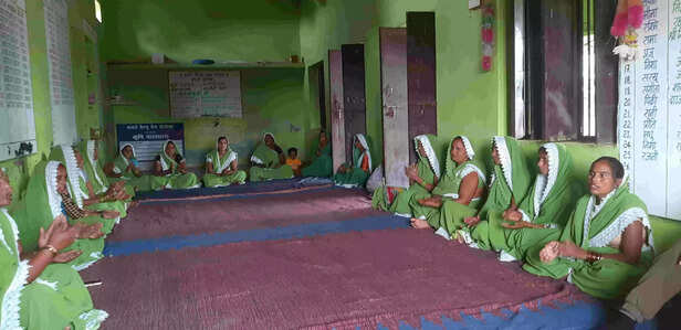 362106-nari-siksha-gram-sangthan-samiti-members-in-maloni-panwar-village-of-dholpur-4-scaled-1