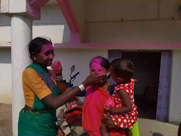 358378-352168-holi-festival-chhattisgarh-gaon-connection-1