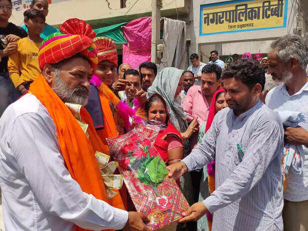 365838-basant-singh-man-with-kavita-suthar07