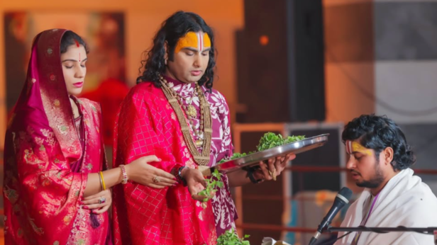 Is Aniruddhacharya married? | Instagram - @aniruddhacharyajimaharaj