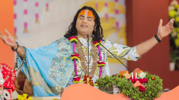 Aniruddhacharya During a Kadha Session | Instagram - @aniruddhacharyajimaharaj