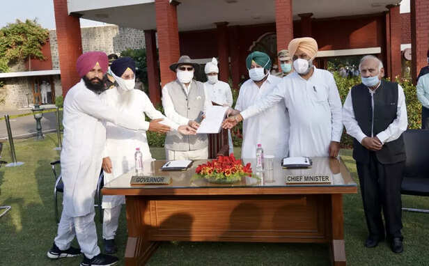 Punjab-Chief-Minister-Captain-Amarinder-SIngh-in-middle-presented-the-Punjab-governor-VP-SIngh-badnore-left-at-Punjab-Raj-Bhavan-in-Chandigarh-on-Tuesday-1024x635