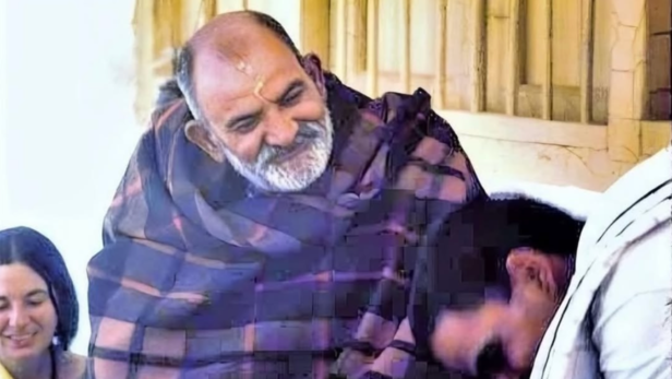 "Keep your thoughts on God" - Neem Karoli Baba | Instagram - @neemkarolibaba_maharajji