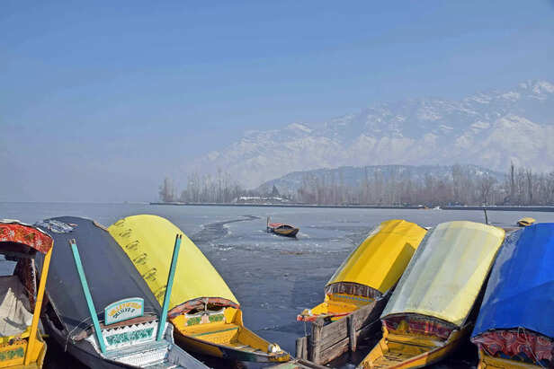 Shikaras-stuck-on-frozen-Dal-Lake-scaled