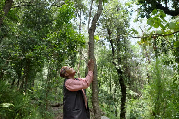 वर्दी में देश की रक्षा करने वाला यह जवान, उस दिन अपने ही गाँव की एक सच्चाई से रूबरू हुआ, जिसने उसे भीतर तक झकझोर दिया।