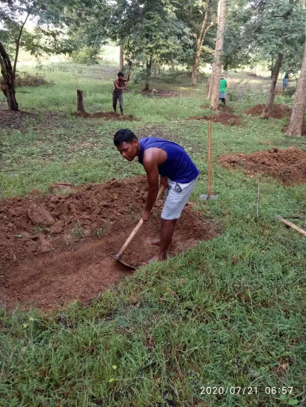 KIIT_student_doing_mgnrega_work-768x1024