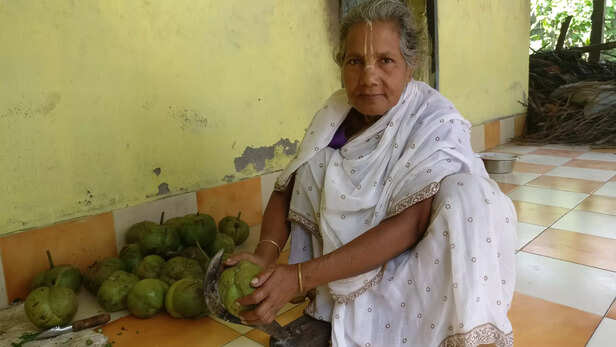 Sona-Mani-Das-working-in-the-ashram-she-has-been-living-for-over-two-decades-scaled