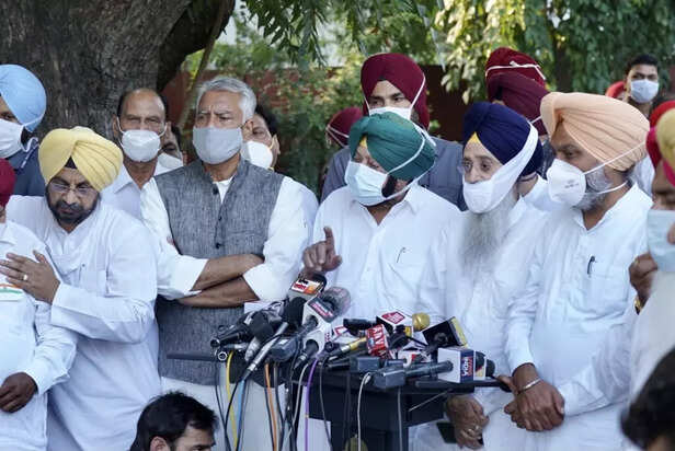 Punjab-chief-minister-holding-press-meet-outside-Punjab-Raj-Bhawan-in-Chandigarh-on-Tuesday-1024x685