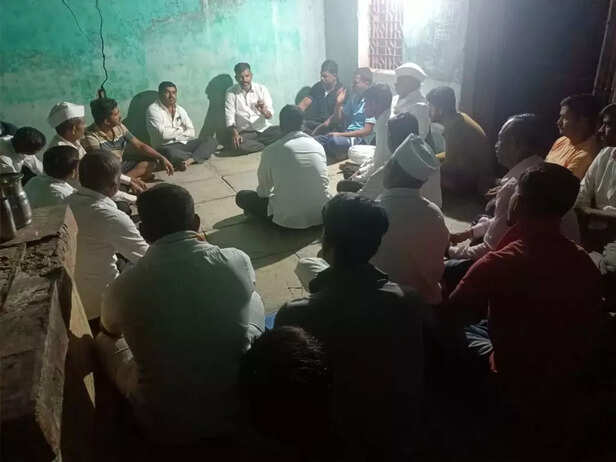 352114-onion-farmer-maharashtra-gaon-connection-2-1024x768