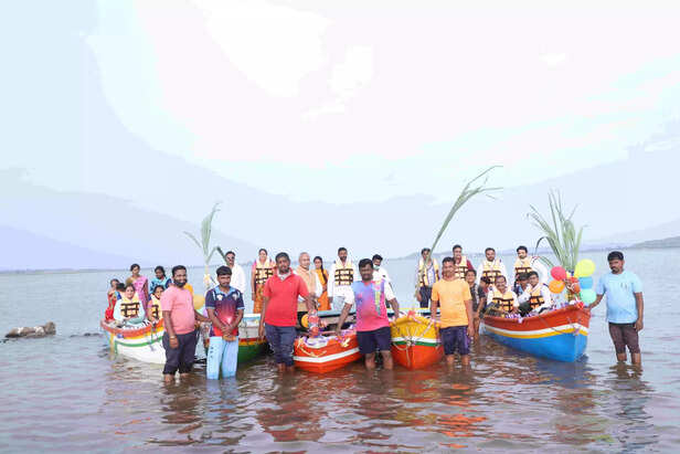 361086-fishermen-community-along-with-the-boats-at-tondal-village-in-satara-district-of-maharastra-scaled-1